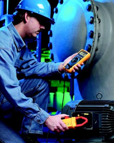 使用數(shù)字式萬用表監(jiān)視負(fù)載電流